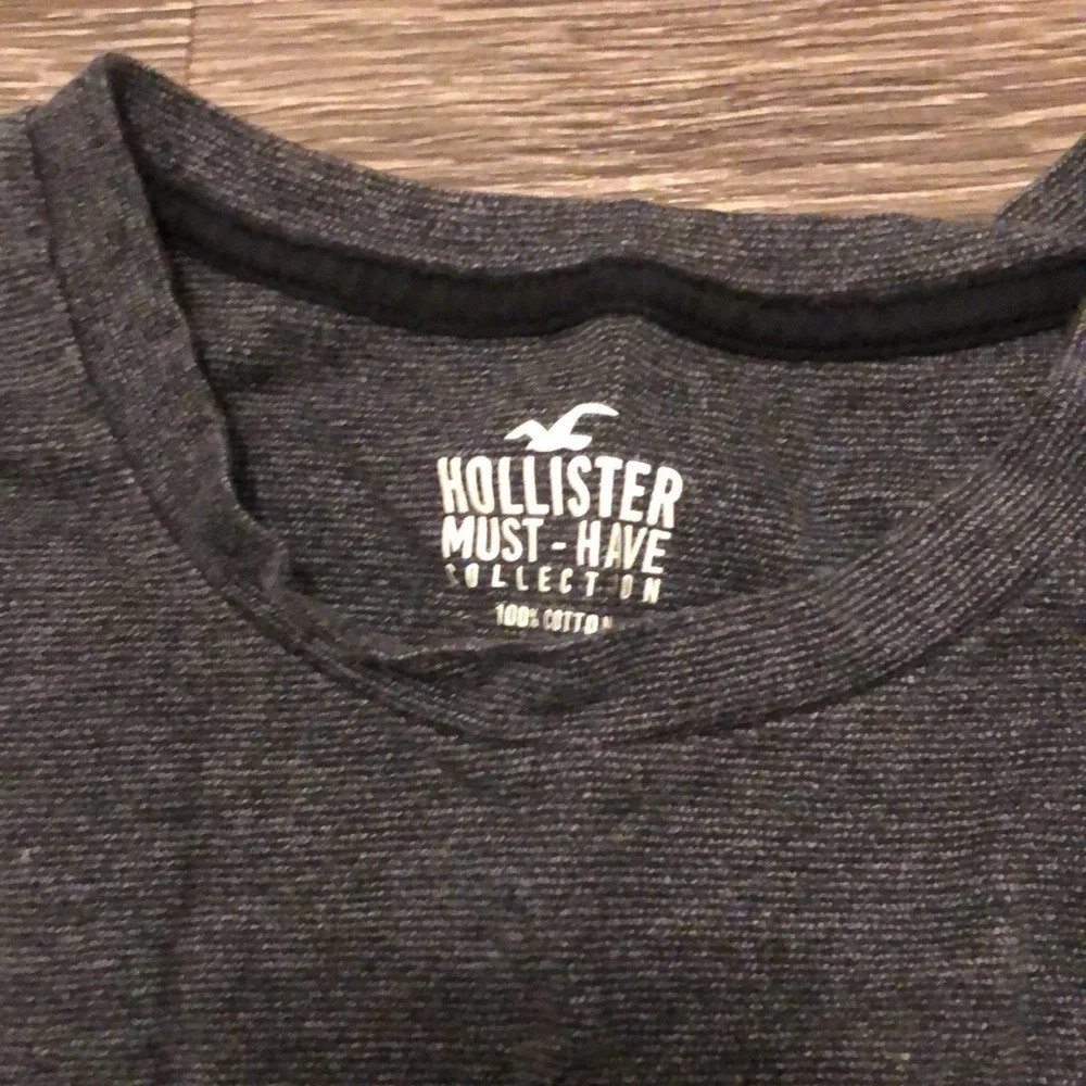 Hollister Tshirt - Picture 3 of 5